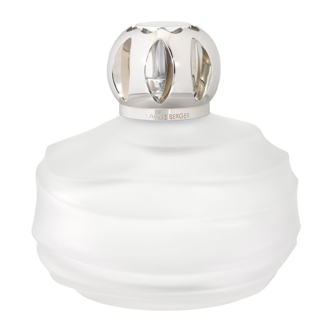 Lampe Berger Echo Frosted white  home fragrance lamp in rounded body with wave-like ridges with a silver-coloured spherical openwork diffuser cap.
