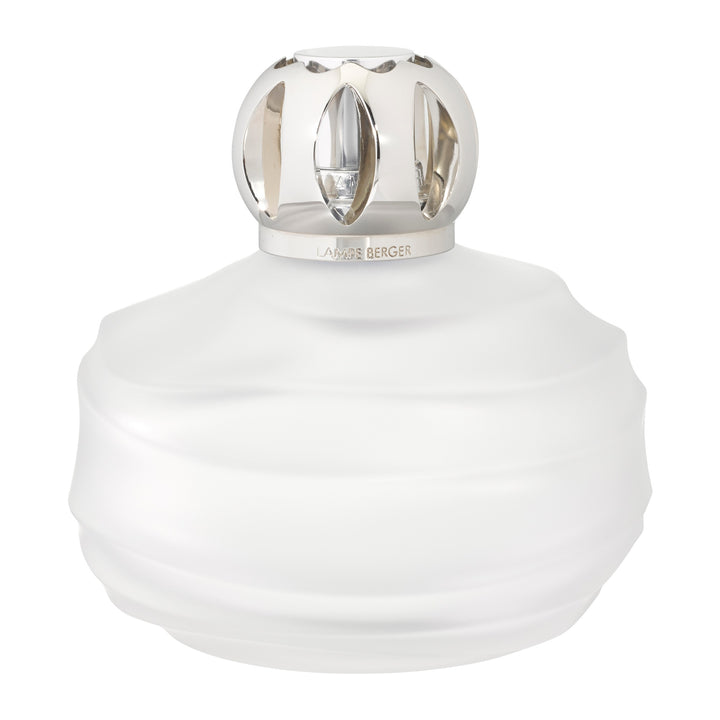 Lampe Berger Echo Frosted white  home fragrance lamp in rounded body with wave-like ridges with a silver-coloured spherical openwork diffuser cap.
