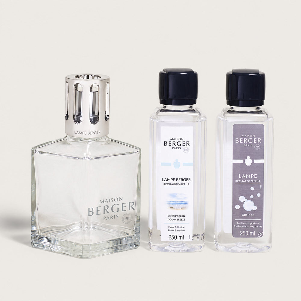 Lampe Berger Essential Square clear glass lamp with polished silver slotted diffuser cap, displayed beside 250 ml Ocean Breeze and 250 ml Air Pur So Neutral refill bottles
